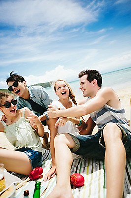 포토 JPG 주간 전신 서양인 외국인 백인 해외기획촬영 커플 여자 남자 악기 모션 함께함 미소 사람 앉기 여러명 20대 성인 해변 야외 앞모습 친구 여름휴가 바캉스 선글라스 우정 기쁨 즐거움 돗자리 열정 마라카스 2015년태국 청년만 성인만 국내포토 자연요소 감정 안경 음악 바다 뷰포인트 다수 컨셉 관계 휴가 타악기 표정 인종 청년 파일형식 여름_계절