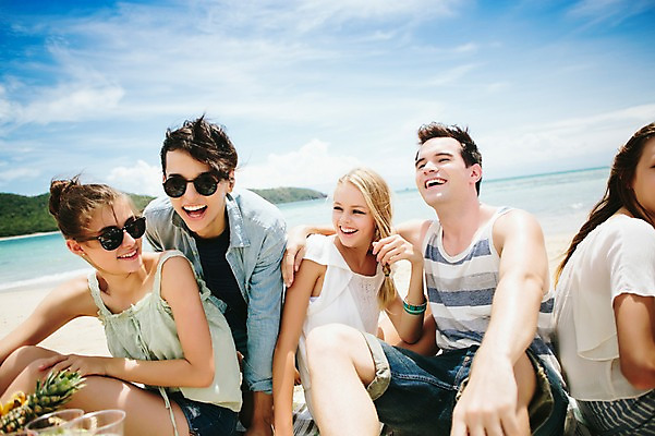 포토 JPG 주간 서양인 외국인 백인 해외기획촬영 커플 여자 남자 모션 함께함 미소 사람 앉기 여러명 상반신 20대 성인 해변 야외 앞모습 친구 여름휴가 바캉스 선글라스 우정 기쁨 즐거움 돗자리 열정 2015년태국 청년만 성인만 국내포토 자연요소 감정 안경 바다 뷰포인트 다수 컨셉 관계 휴가 표정 인종 청년 파일형식 여름_계절