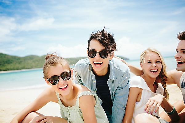 포토 JPG 주간 서양인 외국인 백인 해외기획촬영 커플 여자 남자 행복 모션 함께함 미소 사람 앉기 여러명 상반신 20대 성인 해변 야외 앞모습 친구 여름휴가 바캉스 선글라스 우정 즐거움 열정 2015년태국 청년만 성인만 국내포토 자연요소 감정 안경 바다 뷰포인트 다수 컨셉 관계 휴가 표정 인종 청년 파일형식 여름_계절