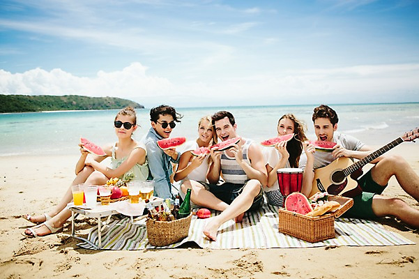 포토 JPG 주간 전신 서양인 외국인 백인 해외기획촬영 커플 여자 남자 악기 음식 과일 모션 수박 함께함 미소 들기 사람 앉기 여러명 20대 성인 해변 야외 앞모습 친구 여름휴가 바캉스 선글라스 우정 기쁨 기타 먹기 즐거움 돗자리 열정 젬베 2015년태국 청년만 성인만 국내포토 자연요소 감정 안경 음악 바다 뷰포인트 다수 컨셉 관계 현악기 휴가 표정 인종 청년 파일형식 여름_계절