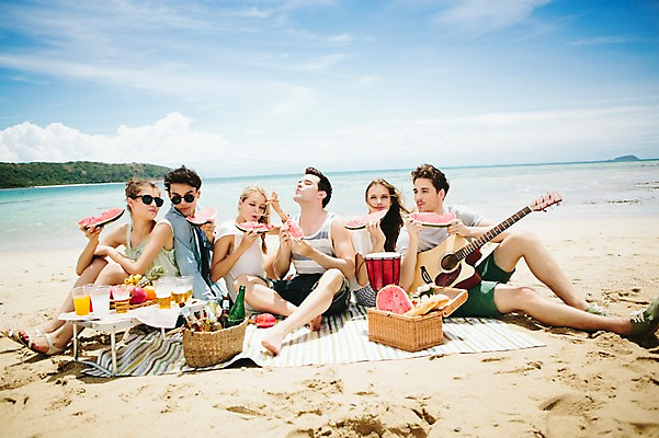 포토 JPG 주간 전신 서양인 외국인 백인 해외기획촬영 커플 여자 남자 악기 음식 과일 모션 수박 함께함 미소 들기 사람 앉기 여러명 20대 성인 해변 야외 앞모습 친구 여름휴가 바캉스 선글라스 우정 기쁨 기타 먹기 즐거움 돗자리 열정 젬베 2015년태국 청년만 성인만 국내포토 자연요소 감정 안경 음악 바다 뷰포인트 다수 컨셉 관계 현악기 휴가 표정 인종 청년 파일형식 여름_계절