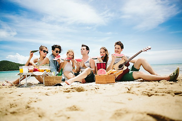 포토 JPG 주간 전신 서양인 외국인 백인 해외기획촬영 커플 여자 남자 악기 음식 과일 모션 수박 함께함 미소 들기 사람 앉기 여러명 20대 성인 해변 야외 앞모습 친구 여름휴가 바캉스 선글라스 우정 기쁨 기타 먹기 즐거움 돗자리 열정 젬베 2015년태국 청년만 성인만 국내포토 자연요소 감정 안경 음악 바다 뷰포인트 다수 컨셉 관계 현악기 휴가 표정 인종 청년 파일형식 여름_계절