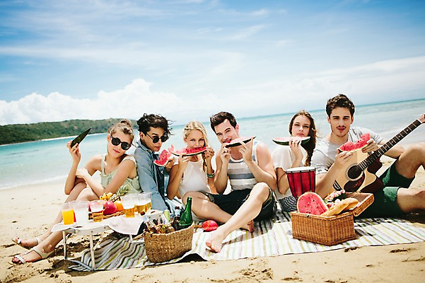 포토 JPG 주간 전신 서양인 외국인 백인 해외기획촬영 커플 여자 남자 악기 음식 과일 모션 수박 함께함 미소 들기 사람 앉기 여러명 20대 성인 해변 야외 앞모습 친구 여름휴가 바캉스 선글라스 우정 기쁨 기타 먹기 즐거움 돗자리 열정 젬베 2015년태국 청년만 성인만 국내포토 자연요소 감정 안경 음악 바다 뷰포인트 다수 컨셉 관계 현악기 휴가 표정 인종 청년 파일형식 여름_계절