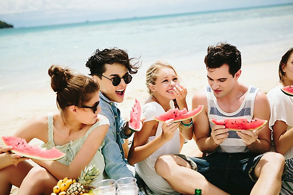 포토 JPG 주간 서양인 외국인 백인 해외기획촬영 커플 여자 남자 음식 과일 모션 수박 함께함 미소 들기 사람 앉기 여러명 상반신 20대 성인 해변 야외 앞모습 친구 여름휴가 바캉스 선글라스 우정 기쁨 먹기 즐거움 열정 2015년태국 청년만 성인만 국내포토 자연요소 감정 안경 바다 뷰포인트 다수 컨셉 관계 휴가 표정 인종 청년 파일형식 여름_계절