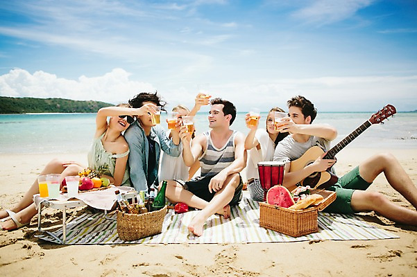 포토 JPG 주간 전신 서양인 외국인 백인 해외기획촬영 커플 여자 남자 악기 음식 과일 모션 수박 맥주 함께함 미소 들기 사람 앉기 여러명 20대 성인 해변 야외 앞모습 친구 여름휴가 바캉스 우정 기쁨 기타 즐거움 돗자리 건배 열정 젬베 2015년태국 청년만 성인만 국내포토 자연요소 감정 음악 바다 뷰포인트 다수 컨셉 관계 현악기 휴가 주류 표정 인종 청년 파일형식 여름_계절