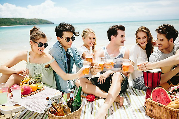 포토 JPG 주간 전신 서양인 외국인 백인 해외기획촬영 커플 여자 남자 음식 과일 모션 수박 맥주 함께함 미소 들기 사람 앉기 여러명 20대 성인 해변 야외 앞모습 친구 여름휴가 바캉스 우정 기쁨 즐거움 돗자리 건배 열정 2015년태국 청년만 성인만 국내포토 자연요소 감정 바다 뷰포인트 다수 컨셉 관계 휴가 주류 표정 인종 청년 파일형식 여름_계절