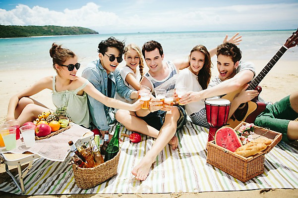 포토 JPG 주간 전신 서양인 외국인 백인 해외기획촬영 커플 여자 남자 악기 음식 과일 모션 수박 맥주 함께함 미소 들기 사람 앉기 여러명 20대 성인 해변 야외 앞모습 친구 여름휴가 바캉스 선글라스 우정 기쁨 기타 즐거움 돗자리 건배 열정 젬베 2015년태국 청년만 성인만 국내포토 자연요소 감정 안경 음악 바다 뷰포인트 다수 컨셉 관계 현악기 휴가 주류 표정 인종 청년 파일형식 여름_계절