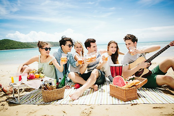 포토 JPG 주간 전신 서양인 외국인 백인 해외기획촬영 커플 여자 남자 악기 음식 과일 모션 수박 맥주 함께함 미소 들기 사람 앉기 여러명 20대 성인 해변 야외 앞모습 친구 여름휴가 바캉스 선글라스 우정 기쁨 기타 즐거움 돗자리 열정 젬베 2015년태국 청년만 성인만 국내포토 자연요소 감정 안경 음악 바다 뷰포인트 다수 컨셉 관계 현악기 휴가 주류 표정 인종 청년 파일형식 여름_계절