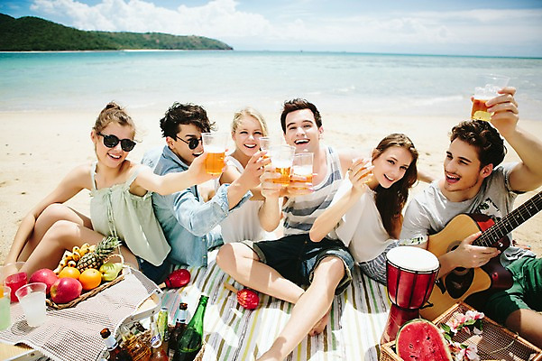 포토 JPG 주간 전신 서양인 외국인 백인 해외기획촬영 커플 여자 남자 악기 음식 과일 모션 수박 맥주 함께함 미소 들기 사람 앉기 여러명 20대 성인 해변 야외 앞모습 친구 여름휴가 바캉스 선글라스 우정 기쁨 기타 즐거움 돗자리 열정 젬베 2015년태국 청년만 성인만 국내포토 자연요소 감정 안경 음악 바다 뷰포인트 다수 컨셉 관계 현악기 휴가 주류 표정 인종 청년 파일형식 여름_계절