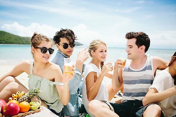 포토 JPG 주간 서양인 외국인 백인 해외기획촬영 커플 여자 남자 음식 과일 모션 맥주 함께함 미소 들기 사람 앉기 여러명 상반신 20대 성인 해변 야외 앞모습 친구 여름휴가 바캉스 선글라스 우정 기쁨 즐거움 돗자리 열정 2015년태국 청년만 성인만 국내포토 자연요소 감정 안경 바다 뷰포인트 다수 컨셉 관계 휴가 주류 표정 인종 청년 파일형식 여름_계절