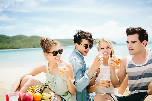 포토 JPG 주간 서양인 외국인 백인 해외기획촬영 커플 여자 남자 음식 과일 모션 맥주 함께함 미소 들기 사람 앉기 여러명 상반신 20대 성인 해변 야외 앞모습 친구 여름휴가 바캉스 선글라스 우정 기쁨 즐거움 돗자리 열정 2015년태국 청년만 성인만 국내포토 자연요소 감정 안경 바다 뷰포인트 다수 컨셉 관계 휴가 주류 표정 인종 청년 파일형식 여름_계절
