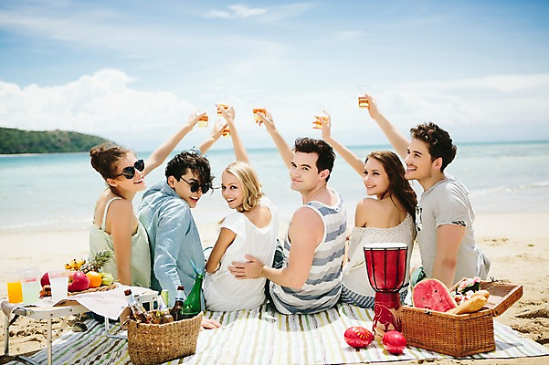 포토 JPG 주간 서양인 외국인 백인 해외기획촬영 커플 여자 남자 악기 음식 과일 모션 수박 맥주 함께함 미소 들기 사람 앉기 손짓 여러명 상반신 20대 성인 해변 야외 뒷모습 친구 여름휴가 바캉스 선글라스 우정 기쁨 뒤돌아보기 즐거움 돗자리 열정 손뻗기 마라카스 젬베 2015년태국 청년만 성인만 국내포토 자연요소 감정 안경 음악 바다 뷰포인트 다수 컨셉 관계 휴가 타악기 주류 표정 인종 청년 파일형식 여름_계절