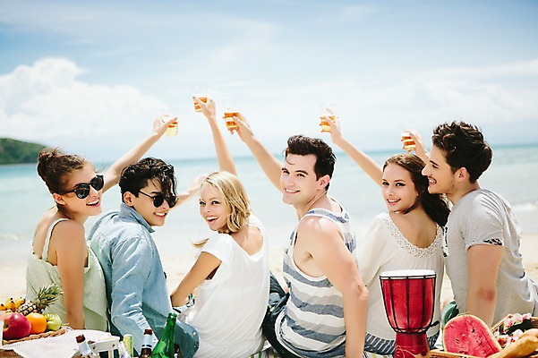 포토 JPG 주간 서양인 외국인 백인 해외기획촬영 커플 여자 남자 악기 과일 모션 수박 맥주 함께함 미소 들기 사람 앉기 여러명 상반신 20대 성인 해변 야외 뒷모습 여름휴가 바캉스 선글라스 기쁨 뒤돌아보기 즐거움 열정 손뻗기 젬베 2015년태국 청년만 성인만 국내포토 자연요소 감정 안경 음악 바다 뷰포인트 다수 컨셉 관계 휴가 주류 표정 인종 청년 파일형식 여름_계절