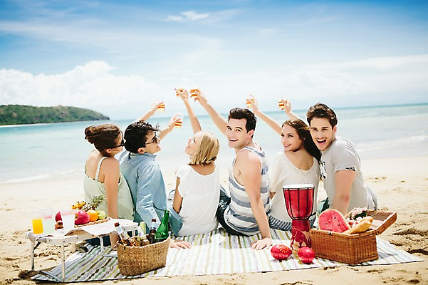 포토 JPG 주간 서양인 외국인 백인 해외기획촬영 커플 여자 남자 악기 음식 과일 모션 수박 맥주 함께함 미소 들기 사람 손짓 여러명 상반신 20대 성인 해변 야외 뒷모습 친구 여름휴가 바캉스 선글라스 우정 기쁨 뒤돌아보기 즐거움 돗자리 열정 손뻗기 젬베 2015년태국 청년만 성인만 국내포토 자연요소 감정 안경 음악 바다 뷰포인트 다수 컨셉 관계 휴가 주류 표정 인종 청년 파일형식 여름_계절