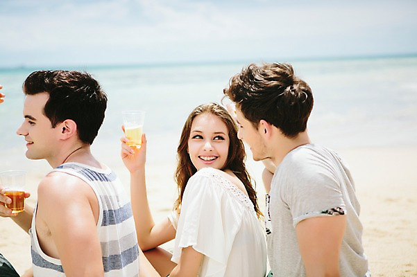 포토 JPG 주간 서양인 외국인 백인 해외기획촬영 커플 여자 남자 모션 맥주 함께함 미소 들기 사람 앉기 상반신 20대 성인 해변 야외 뒷모습 세명 친구 여름휴가 바캉스 우정 기쁨 뒤돌아보기 즐거움 열정 2015년태국 청년만 성인만 국내포토 자연요소 감정 바다 뷰포인트 컨셉 관계 휴가 주류 표정 인종 청년 파일형식 여름_계절