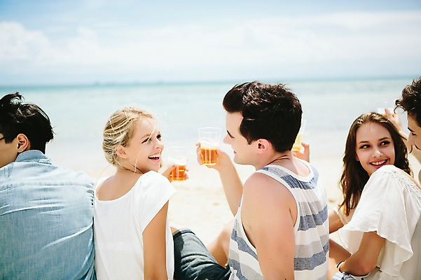 포토 JPG 주간 서양인 외국인 백인 해외기획촬영 커플 여자 남자 모션 맥주 함께함 미소 들기 사람 앉기 여러명 상반신 20대 성인 해변 야외 뒷모습 친구 여름휴가 바캉스 우정 기쁨 뒤돌아보기 즐거움 열정 2015년태국 청년만 성인만 국내포토 자연요소 감정 바다 뷰포인트 다수 컨셉 관계 휴가 주류 표정 인종 청년 파일형식 여름_계절