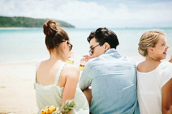 포토 JPG 주간 서양인 외국인 백인 해외기획촬영 커플 여자 남자 모션 맥주 함께함 들기 사람 앉기 상반신 20대 성인 해변 야외 뒷모습 세명 친구 여름휴가 바캉스 선글라스 우정 기쁨 즐거움 열정 2015년태국 청년만 성인만 국내포토 자연요소 감정 안경 바다 뷰포인트 컨셉 관계 휴가 주류 인종 청년 파일형식 여름_계절