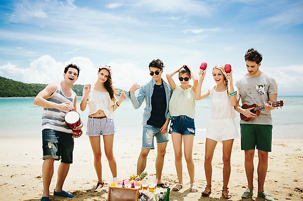 포토 JPG 주간 전신 서양인 외국인 백인 해외기획촬영 커플 여자 남자 악기 연주 과일 모션 맥주 함께함 서기 미소 들기 사람 여러명 20대 성인 해변 야외 앞모습 친구 여름휴가 바캉스 선글라스 우정 기쁨 우쿨렐레 즐거움 열정 마라카스 젬베 2015년태국 청년만 성인만 국내포토 자연요소 감정 안경 음악 바다 뷰포인트 다수 컨셉 관계 현악기 휴가 타악기 주류 표정 인종 청년 파일형식 여름_계절