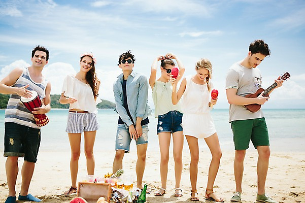 포토 JPG 주간 전신 서양인 외국인 백인 해외기획촬영 커플 여자 남자 악기 연주 과일 모션 맥주 함께함 서기 미소 들기 사람 여러명 20대 성인 해변 야외 앞모습 친구 여름휴가 바캉스 선글라스 우정 기쁨 우쿨렐레 즐거움 열정 마라카스 젬베 2015년태국 청년만 성인만 국내포토 자연요소 감정 안경 음악 바다 뷰포인트 다수 컨셉 관계 현악기 휴가 타악기 주류 표정 인종 청년 파일형식 여름_계절