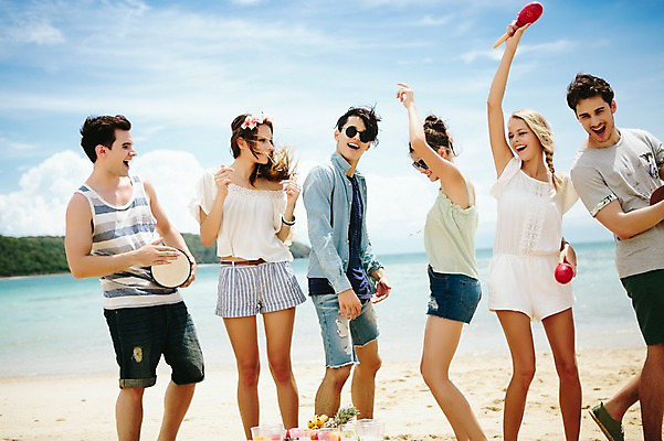 포토 JPG 주간 전신 서양인 외국인 백인 해외기획촬영 커플 여자 남자 악기 연주 모션 함께함 서기 미소 들기 사람 여러명 20대 성인 해변 야외 앞모습 친구 여름휴가 바캉스 선글라스 우정 기쁨 우쿨렐레 즐거움 열정 탬버린 마라카스 젬베 2015년태국 청년만 성인만 국내포토 자연요소 감정 안경 음악 바다 뷰포인트 다수 컨셉 관계 현악기 휴가 타악기 표정 인종 청년 파일형식 여름_계절