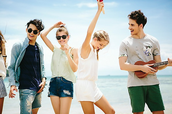 포토 JPG 주간 서양인 외국인 백인 해외기획촬영 커플 여자 남자 악기 연주 모션 함께함 미소 들기 사람 손짓 여러명 상반신 20대 성인 해변 야외 앞모습 친구 여름휴가 바캉스 선글라스 우정 기쁨 우쿨렐레 즐거움 열정 손뻗기 2015년태국 청년만 성인만 국내포토 자연요소 감정 안경 음악 바다 뷰포인트 다수 컨셉 관계 현악기 휴가 표정 인종 청년 파일형식 여름_계절