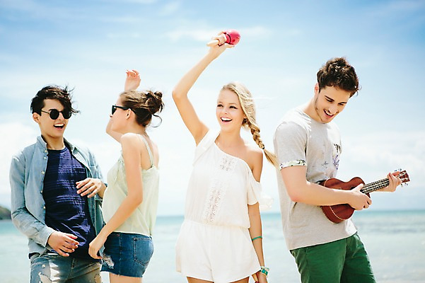 포토 JPG 주간 서양인 외국인 백인 해외기획촬영 커플 여자 남자 악기 연주 모션 함께함 서기 미소 들기 사람 여러명 상반신 20대 성인 해변 야외 앞모습 친구 여름휴가 바캉스 선글라스 우정 기쁨 우쿨렐레 즐거움 열정 마라카스 2015년태국 청년만 성인만 국내포토 자연요소 감정 안경 음악 바다 뷰포인트 다수 컨셉 관계 현악기 휴가 타악기 표정 인종 청년 파일형식 여름_계절