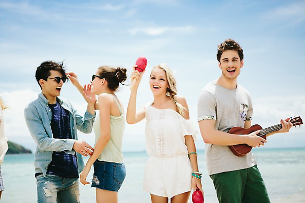 포토 JPG 주간 서양인 외국인 백인 해외기획촬영 커플 여자 남자 악기 연주 모션 함께함 서기 미소 사람 여러명 상반신 20대 성인 해변 야외 앞모습 옆모습 친구 여름휴가 바캉스 선글라스 마주보기 우정 기쁨 우쿨렐레 즐거움 열정 마라카스 2015년태국 청년만 성인만 국내포토 자연요소 감정 안경 음악 바다 뷰포인트 다수 컨셉 관계 현악기 휴가 타악기 표정 인종 청년 파일형식 여름_계절