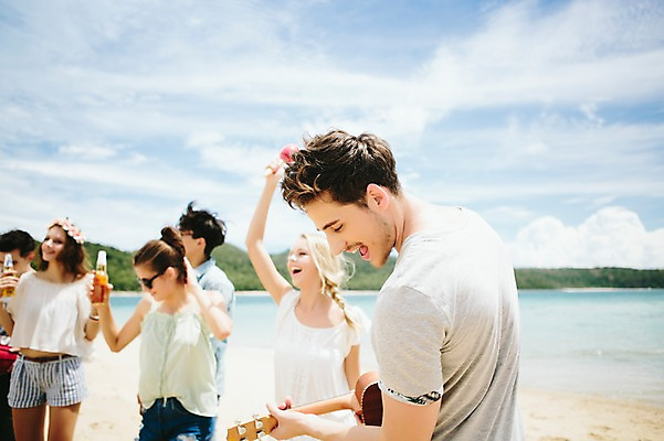 포토 JPG 주간 서양인 외국인 백인 해외기획촬영 커플 여자 남자 악기 연주 모션 맥주 함께함 서기 미소 들기 사람 여러명 상반신 20대 성인 해변 야외 옆모습 친구 여름휴가 바캉스 선글라스 우정 기쁨 우쿨렐레 즐거움 열정 2015년태국 청년만 성인만 국내포토 자연요소 감정 안경 음악 바다 뷰포인트 다수 컨셉 관계 현악기 휴가 주류 표정 인종 청년 파일형식 여름_계절