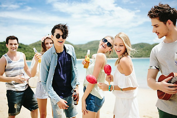 포토 JPG 주간 서양인 외국인 백인 해외기획촬영 커플 여자 남자 악기 연주 모션 맥주 함께함 서기 들기 사람 여러명 상반신 20대 성인 해변 야외 앞모습 친구 여름휴가 바캉스 선글라스 우정 기쁨 우쿨렐레 즐거움 열정 마라카스 2015년태국 청년만 성인만 국내포토 자연요소 감정 안경 음악 바다 뷰포인트 다수 컨셉 관계 현악기 휴가 타악기 주류 인종 청년 파일형식 여름_계절