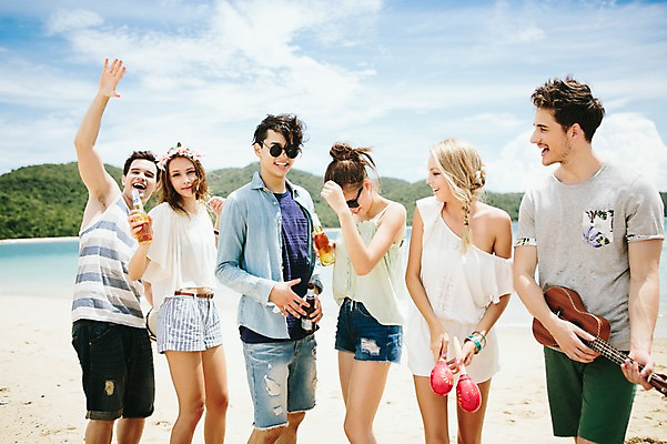 포토 JPG 주간 서양인 외국인 백인 해외기획촬영 커플 여자 남자 악기 연주 모션 맥주 함께함 서기 미소 들기 사람 여러명 상반신 20대 성인 해변 야외 앞모습 친구 여름휴가 바캉스 선글라스 우정 기쁨 우쿨렐레 즐거움 열정 마라카스 2015년태국 청년만 성인만 국내포토 자연요소 감정 안경 음악 바다 뷰포인트 다수 컨셉 관계 현악기 휴가 타악기 주류 표정 인종 청년 파일형식 여름_계절