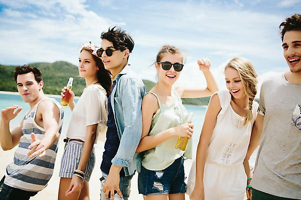 포토 JPG 주간 서양인 외국인 백인 해외기획촬영 커플 여자 남자 모션 맥주 함께함 서기 미소 들기 사람 여러명 상반신 20대 성인 해변 야외 앞모습 친구 여름휴가 바캉스 선글라스 우정 기쁨 즐거움 열정 2015년태국 청년만 성인만 국내포토 자연요소 감정 안경 바다 뷰포인트 다수 컨셉 관계 휴가 주류 표정 인종 청년 파일형식 여름_계절