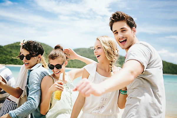 포토 JPG 주간 서양인 외국인 백인 해외기획촬영 커플 여자 남자 장난 모션 맥주 함께함 서기 미소 들기 사람 여러명 상반신 20대 성인 해변 야외 앞모습 친구 여름휴가 바캉스 선글라스 우정 기쁨 즐거움 열정 2015년태국 청년만 성인만 국내포토 자연요소 감정 안경 바다 뷰포인트 다수 컨셉 관계 휴가 주류 표정 인종 청년 파일형식 여름_계절