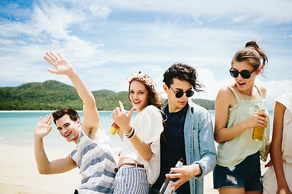 포토 JPG 주간 서양인 외국인 백인 해외기획촬영 커플 여자 남자 장난 모션 맥주 함께함 서기 미소 들기 사람 손짓 여러명 상반신 20대 성인 해변 야외 앞모습 친구 여름휴가 바캉스 선글라스 우정 기쁨 즐거움 열정 2015년태국 청년만 성인만 국내포토 자연요소 감정 안경 바다 뷰포인트 다수 컨셉 관계 휴가 주류 표정 인종 청년 파일형식 여름_계절