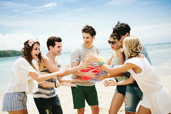 포토 JPG 주간 서양인 외국인 백인 해외기획촬영 커플 여자 남자 행복 장난 모션 함께함 서기 미소 들기 사람 여러명 상반신 20대 성인 해변 야외 앞모습 옆모습 친구 여름휴가 바캉스 우정 비치볼 즐거움 열정 2015년태국 청년만 성인만 국내포토 자연요소 감정 바다 뷰포인트 다수 컨셉 공 관계 휴가 바캉스용품 표정 인종 청년 파일형식 여름_계절