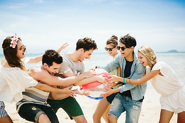 포토 JPG 주간 서양인 외국인 백인 해외기획촬영 커플 여자 남자 행복 모션 함께함 서기 미소 들기 사람 여러명 상반신 20대 성인 해변 야외 앞모습 친구 여름휴가 바캉스 선글라스 우정 비치볼 즐거움 열정 2015년태국 청년만 성인만 국내포토 자연요소 감정 안경 바다 뷰포인트 다수 컨셉 공 관계 휴가 바캉스용품 표정 인종 청년 파일형식 여름_계절