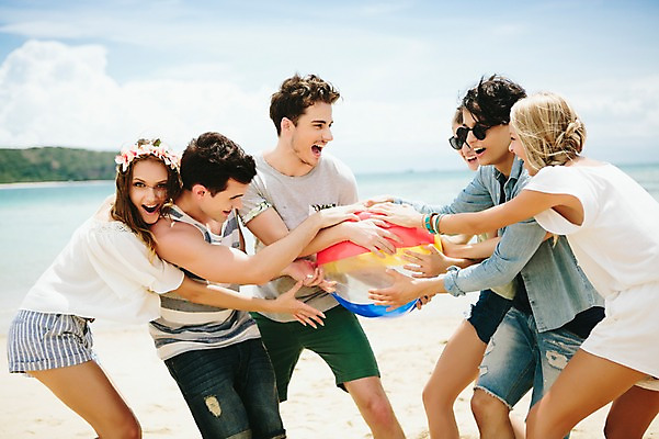 포토 JPG 주간 서양인 외국인 백인 해외기획촬영 커플 여자 남자 행복 장난 모션 함께함 서기 미소 들기 사람 여러명 상반신 20대 성인 해변 야외 앞모습 친구 여름휴가 바캉스 우정 비치볼 즐거움 열정 2015년태국 청년만 성인만 국내포토 자연요소 감정 바다 뷰포인트 다수 컨셉 공 관계 휴가 바캉스용품 표정 인종 청년 파일형식 여름_계절