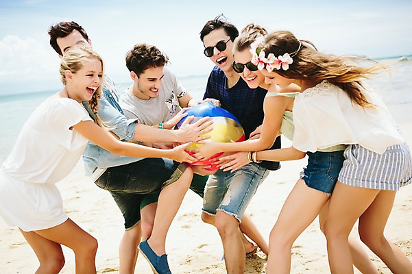 포토 JPG 주간 서양인 외국인 백인 해외기획촬영 커플 여자 남자 행복 장난 모션 함께함 서기 미소 들기 사람 여러명 상반신 20대 성인 해변 야외 앞모습 친구 여름휴가 바캉스 선글라스 우정 비치볼 즐거움 열정 2015년태국 청년만 성인만 국내포토 자연요소 감정 안경 바다 뷰포인트 다수 컨셉 공 관계 휴가 바캉스용품 표정 인종 청년 파일형식 여름_계절