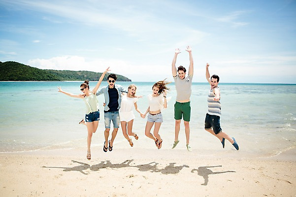 포토 JPG 주간 전신 서양인 외국인 백인 구름 해외기획촬영 커플 여자 남자 행복 장난 모션 놀이 하늘 함께함 사람 손짓 여러명 20대 성인 해변 야외 앞모습 친구 여름휴가 바캉스 점프 우정 즐거움 열정 손뻗기 2015년태국 청년만 성인만 국내포토 자연요소 감정 바다 뷰포인트 다수 컨셉 관계 휴가 인종 청년 파일형식 여름_계절