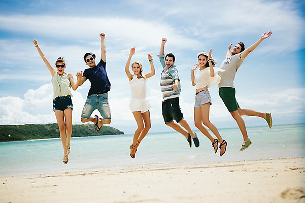 포토 JPG 주간 전신 서양인 외국인 백인 구름 해외기획촬영 커플 여자 남자 행복 장난 모션 놀이 하늘 함께함 사람 여러명 20대 성인 해변 야외 앞모습 친구 여름휴가 바캉스 점프 우정 즐거움 열정 2015년태국 청년만 성인만 국내포토 자연요소 감정 바다 뷰포인트 다수 컨셉 관계 휴가 인종 청년 파일형식 여름_계절