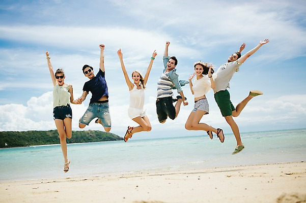 포토 JPG 주간 전신 서양인 외국인 백인 구름 해외기획촬영 커플 여자 남자 행복 장난 모션 놀이 하늘 함께함 사람 여러명 20대 성인 해변 야외 앞모습 친구 여름휴가 바캉스 점프 우정 즐거움 열정 2015년태국 청년만 성인만 국내포토 자연요소 감정 바다 뷰포인트 다수 컨셉 관계 휴가 인종 청년 파일형식 여름_계절