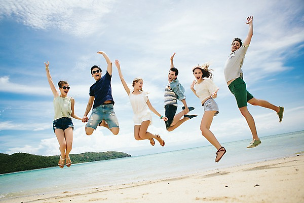 포토 JPG 주간 전신 서양인 외국인 백인 구름 해외기획촬영 커플 여자 남자 행복 장난 모션 놀이 하늘 함께함 사람 여러명 20대 성인 해변 야외 앞모습 친구 여름휴가 바캉스 점프 우정 즐거움 열정 2015년태국 청년만 성인만 국내포토 자연요소 감정 바다 뷰포인트 다수 컨셉 관계 휴가 인종 청년 파일형식 여름_계절