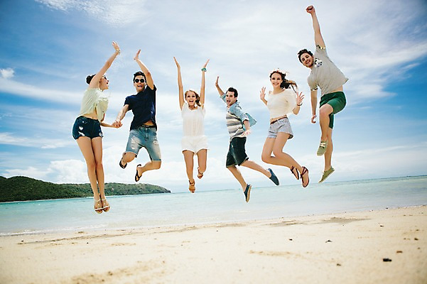 포토 JPG 주간 전신 서양인 외국인 백인 구름 해외기획촬영 커플 여자 남자 행복 장난 모션 놀이 하늘 함께함 사람 여러명 20대 성인 해변 야외 앞모습 친구 여름휴가 바캉스 점프 우정 즐거움 열정 2015년태국 청년만 성인만 국내포토 자연요소 감정 바다 뷰포인트 다수 컨셉 관계 휴가 인종 청년 파일형식 여름_계절