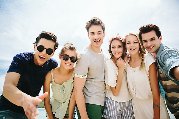 포토 JPG 주간 서양인 외국인 백인 해외기획촬영 커플 여자 남자 행복 모션 함께함 서기 미소 사람 손짓 여러명 상반신 20대 성인 해변 야외 앞모습 친구 여름휴가 바캉스 선글라스 우정 즐거움 열정 2015년태국 청년만 성인만 국내포토 자연요소 감정 안경 바다 뷰포인트 다수 컨셉 관계 휴가 표정 인종 청년 파일형식 여름_계절