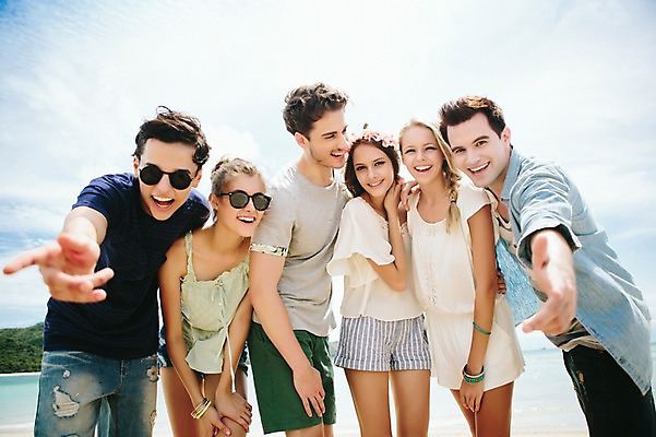 포토 JPG 주간 서양인 외국인 백인 해외기획촬영 커플 여자 남자 행복 모션 어깨동무 함께함 서기 미소 사람 손짓 여러명 상반신 20대 성인 해변 야외 앞모습 친구 여름휴가 바캉스 선글라스 우정 즐거움 열정 손뻗기 2015년태국 청년만 성인만 국내포토 자연요소 감정 안경 바다 뷰포인트 포즈 다수 컨셉 관계 휴가 표정 인종 청년 파일형식 여름_계절