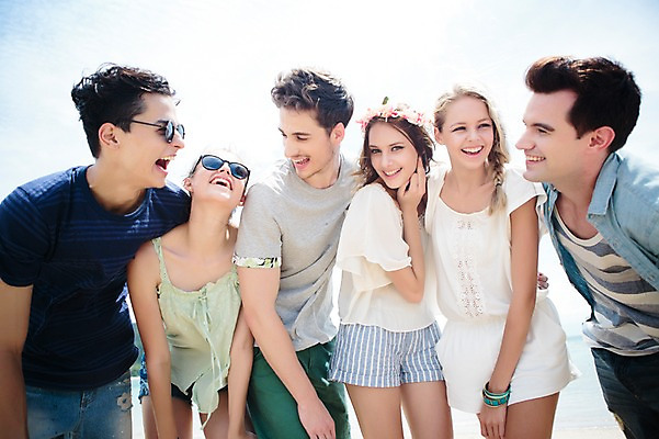 포토 JPG 주간 서양인 외국인 백인 해외기획촬영 커플 여자 남자 행복 모션 함께함 서기 미소 사람 여러명 상반신 20대 성인 해변 야외 앞모습 친구 여름휴가 바캉스 선글라스 우정 즐거움 열정 2015년태국 청년만 성인만 국내포토 자연요소 감정 안경 바다 뷰포인트 다수 컨셉 관계 휴가 표정 인종 청년 파일형식 여름_계절