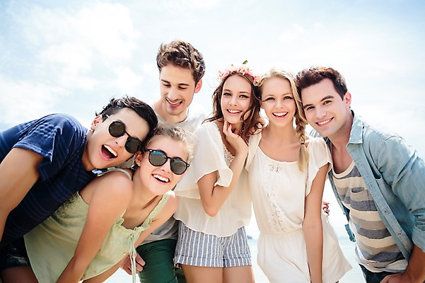 포토 JPG 주간 서양인 외국인 백인 해외기획촬영 커플 여자 남자 행복 모션 함께함 서기 미소 사람 여러명 상반신 20대 성인 해변 야외 앞모습 친구 여름휴가 바캉스 선글라스 우정 즐거움 열정 2015년태국 청년만 성인만 국내포토 자연요소 감정 안경 바다 뷰포인트 다수 컨셉 관계 휴가 표정 인종 청년 파일형식 여름_계절