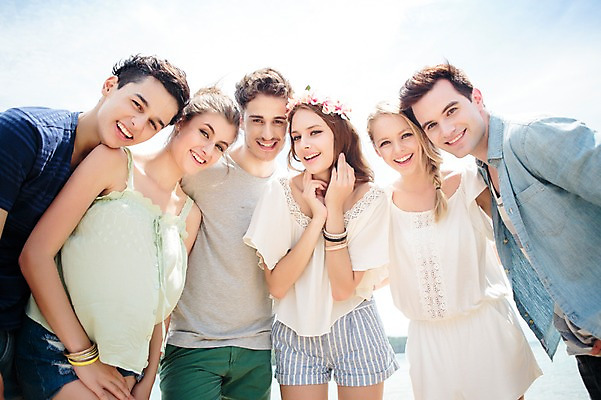 포토 JPG 주간 서양인 외국인 백인 해외기획촬영 커플 여자 남자 행복 모션 함께함 서기 미소 사람 여러명 상반신 20대 성인 해변 야외 앞모습 친구 여름휴가 바캉스 우정 즐거움 열정 2015년태국 청년만 성인만 국내포토 자연요소 감정 바다 뷰포인트 다수 컨셉 관계 휴가 표정 인종 청년 파일형식 여름_계절