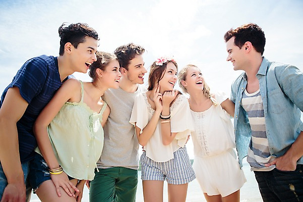 포토 JPG 주간 서양인 외국인 백인 해외기획촬영 커플 응시 여자 남자 행복 모션 함께함 서기 미소 사람 여러명 상반신 20대 성인 해변 야외 앞모습 친구 여름휴가 바캉스 우정 즐거움 열정 2015년태국 청년만 성인만 국내포토 자연요소 시선 감정 바다 뷰포인트 다수 컨셉 관계 휴가 표정 인종 청년 파일형식 여름_계절