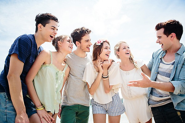 포토 JPG 주간 서양인 외국인 백인 해외기획촬영 커플 응시 여자 남자 행복 모션 함께함 서기 미소 사람 손짓 여러명 상반신 20대 성인 해변 야외 앞모습 친구 여름휴가 바캉스 우정 즐거움 열정 2015년태국 청년만 성인만 국내포토 자연요소 시선 감정 바다 뷰포인트 다수 컨셉 관계 휴가 표정 인종 청년 파일형식 여름_계절