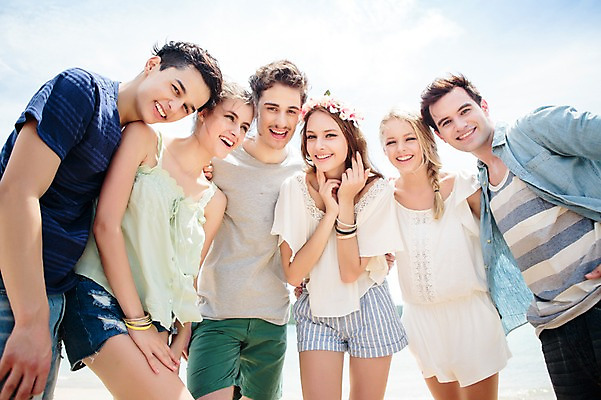 포토 JPG 주간 서양인 외국인 백인 해외기획촬영 커플 여자 남자 행복 모션 함께함 서기 미소 사람 손짓 여러명 상반신 20대 성인 해변 야외 앞모습 친구 여름휴가 바캉스 우정 즐거움 열정 2015년태국 청년만 성인만 국내포토 자연요소 감정 바다 뷰포인트 다수 컨셉 관계 휴가 표정 인종 청년 파일형식 여름_계절